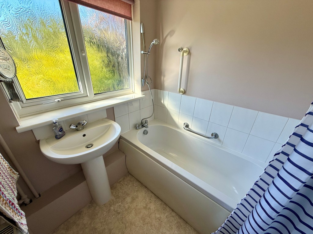 Lot: 116 - DETACHED BUNGALOW FOR REFURBISHMENT AND REPAIR - Bathroom